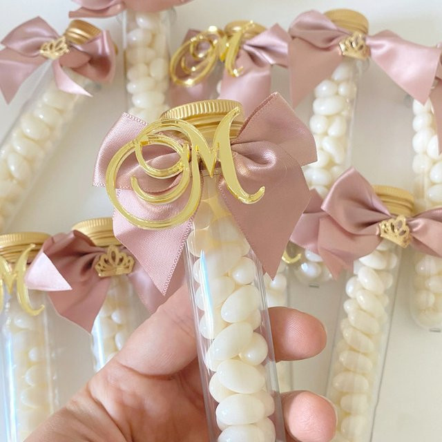 Acryl Gold Buchstaben Plaketten für Schokolade als Deko für Taufe und Baby Name Initialen in Gold und Lila - Bild 1