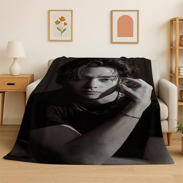 LjqEleven Kpop BTS Kim Tae Hyung V Flanelldecke, weiche Fleece-Überwurfdecke in Schwarz, B/B: 75 x 90 cm - Bild 1
