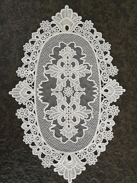 Ovales Tischset mit französischer Spitzenstickerei aus Baumwolle, Grau, B/T: 30 x 18 cm - Bild 1