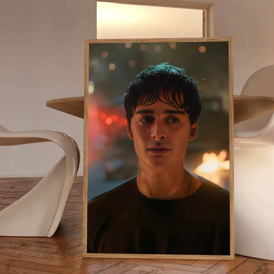 Selbstklebendes und wasserfestes Poster von Noah Schnapp in Mehrfarbig für deine Dekoration - Bild 5