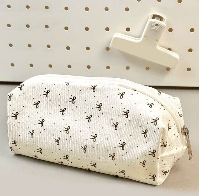 Federmäppchen mit Schmetterlingsdruck in Weiß aus Textil mit Reißverschluss als tragbare Stifttasche und Schreibtischaufbewahrung - Bild 1