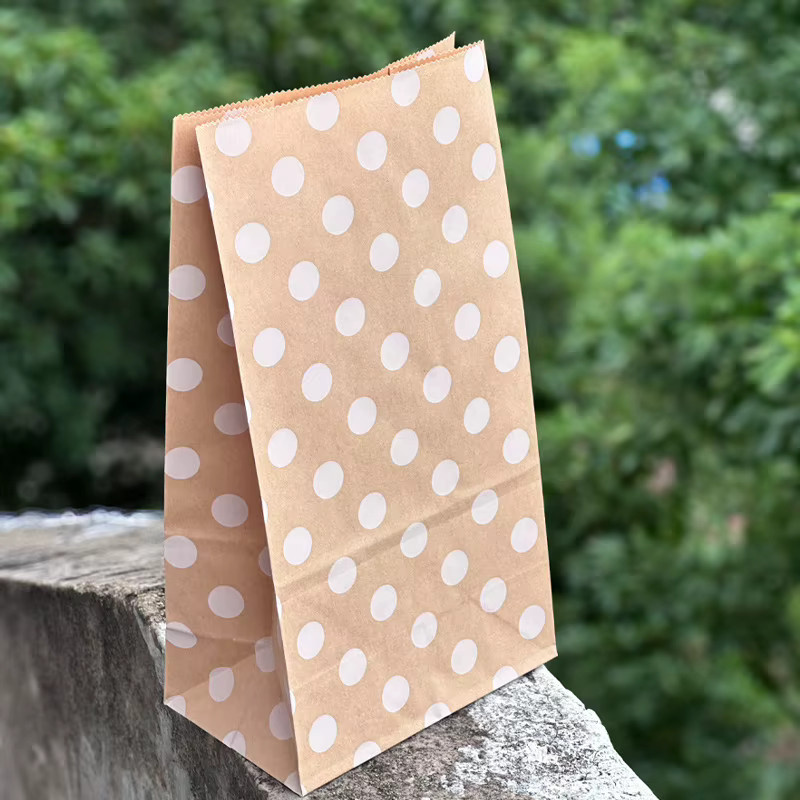 20 Stück braune Kraftpapiertüten mit gepunktetem und diagonalem Streifen-Design und flachem Boden für Partygeschenke - Bild 3