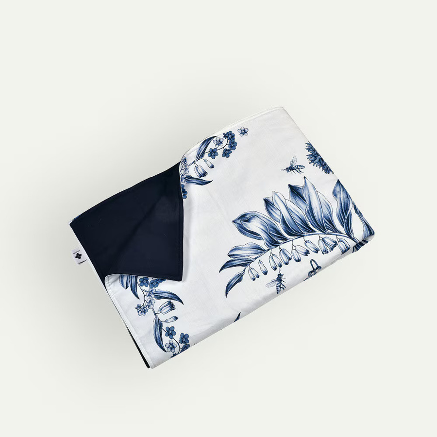 House of Aspvik Plaid aus Baumwolle mit floralem Muster in Blau und Weiß, B/B: 130 x 170 cm - Bild 1