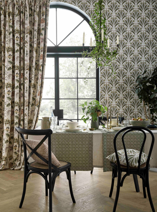 Clarke & Clarke Tapete Attingham Botanical Floral in Sage und Blush mit mattem Finish - Bild 1