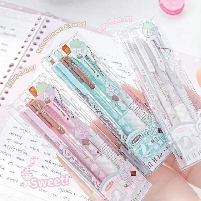 Kawai RosyPosy Berry Melody Notenstift-Set mit 2 Gelstiften 0,5 mm in Blau, 1 Radierbarem Stift, 1 Aromatischem Soft-Grip-Stift und Gratis Anhänger - Bild 1