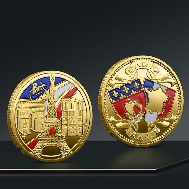 Vergoldete Gedenkmünze aus Metall mit Motiv des Eiffelturms und der Kathedrale Notre Dame in Paris, Farbe Gold - Bild 1