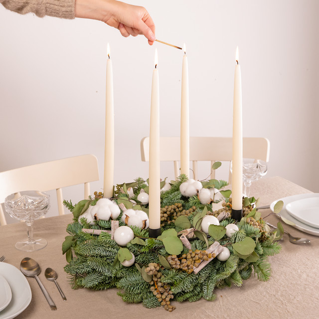 Moderner Adventskranz Minimalism von BLUME2000 in Tannengrün und Weiß mit Stabkerzen - Bild 1