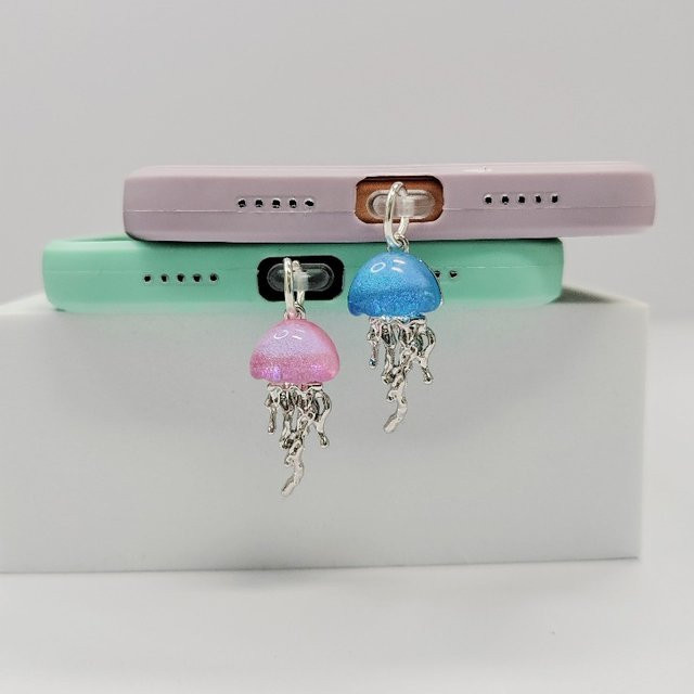Niedlicher Telefon-Staubschutz-Stecker mit Qualle als Anhänger für iPhone und USB-C Geräte in Blau - Bild 1