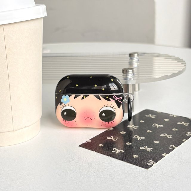 Schutzhülle für AirPods 1 2 3 4 Pro und Pro 2 mit Cartoon-Mädchen-Design in Schwarz und Blau mit Blumen- und Sternmuster - Bild 1
