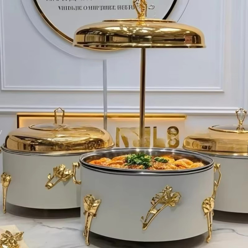 Eartmoving Chaffin-Teller-Buffetset aus Keramik mit goldenem Hängerdeckel und weißem Kugel-Hot Pot - Bild 2