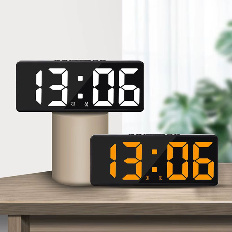 Digitale LED Alarmuhr mit Temperaturanzeige und Kalender, Rechteckiges Display in Schwarz oder Rot, Minimalistisches Design aus Kunststoff für deine Wohnkultur - Bild 2