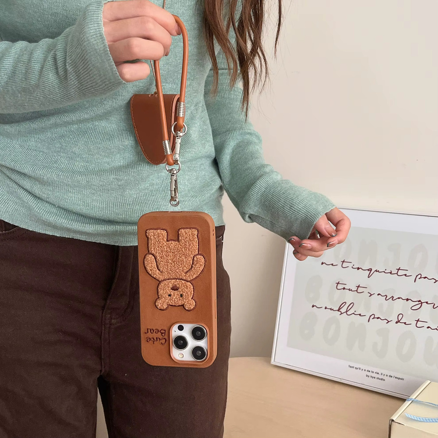 JINHR Handyhülle aus Leder mit Plüsch-Stickerei-Bär und Lanyard für iPhone 13, 14, 15, 16, 17 Pro Max in Braun - Bild 4