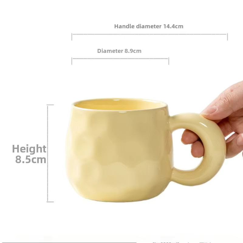 Beige Keramiktasse mit dickem Griff im minimalistischen Design - Bild 2