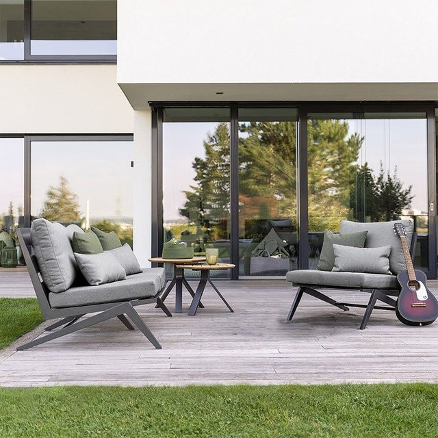 Stern Jackie Lounge Set bestehend aus 2-Sitzer Sofa, Loungesessel und Beistelltisch mit Teak Tischplatte in Anthrazit und seidengrauen Polstern - Bild 1