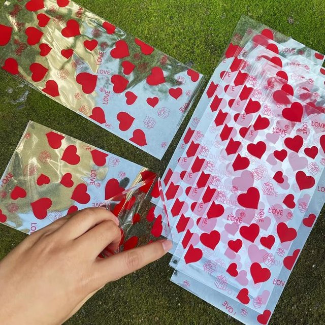 SAFENH Transparente OPP-Geschenktüten mit rotem Herz-LOVE-Aufdruck und goldenen Bändern für den Valentinstag - Bild 1