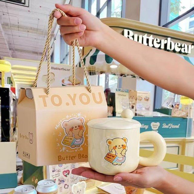 Yiran toy 1 Keramiktasse mit Deckel und Löffel Butterbär Design in Gelb, 400 ml - Bild 1