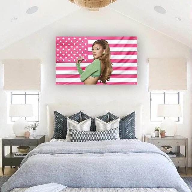 ZX Tapestry Wandteppich Ariana Grande USA Flagge in Rosa, Popstar Ästhetik Wandkunst für Schlafzimmer und Studentenwohnheim, Breite: 74 cm, Höhe: 94 cm - Bild 1
