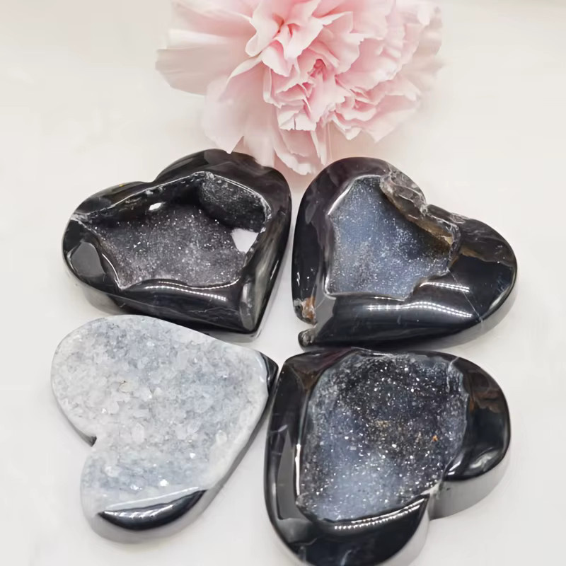 Herzförmiger Geodenkristall aus schwarzem Achat von CrystalHola im Boho-Stil zur Tischdekoration - Bild 5