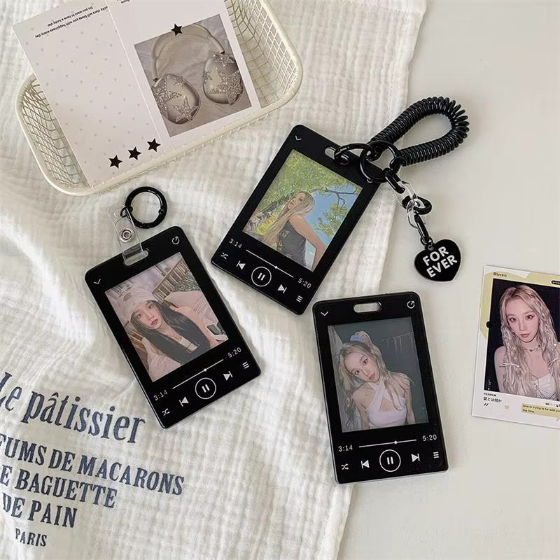 CHENJ Photocard Halter mit Schlüsselanhänger in Schwarz aus Kunststoff - Bild 4