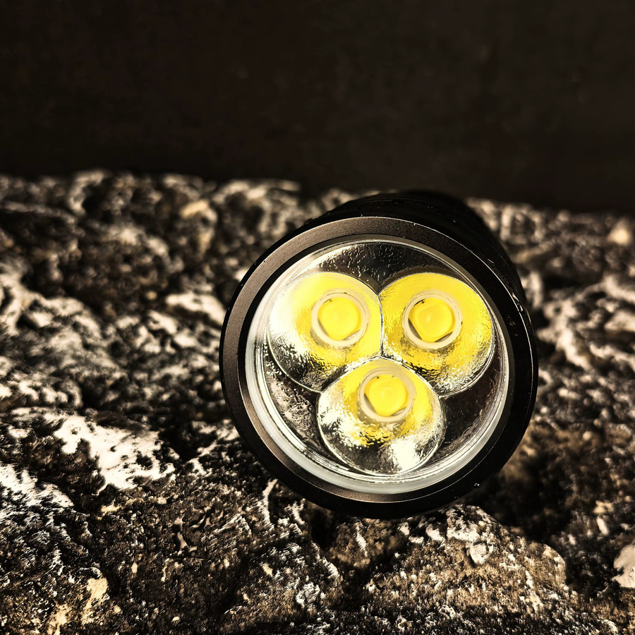 KENSUN XHP90 LED Taschenlampe, USB aufladbare taktische Handlaterne in Schwarz aus Metall für Camping und Outdoor - Bild 6