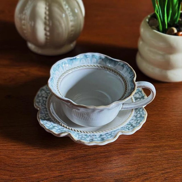 Französische Vintage-Kaffeetasse aus Keramik mit Dessertteller in Blau und Weiß mit Relief-Design - Bild 1