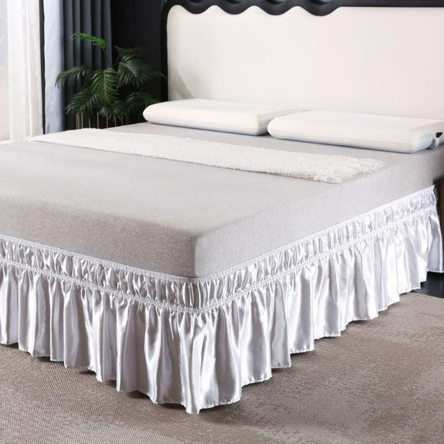 Plissierter Bettrock aus Satin in Weiß von lucky life for me für Queensize-Betten mit B/H: 150 x 200 cm und 35 cm Überhang - Bild 1