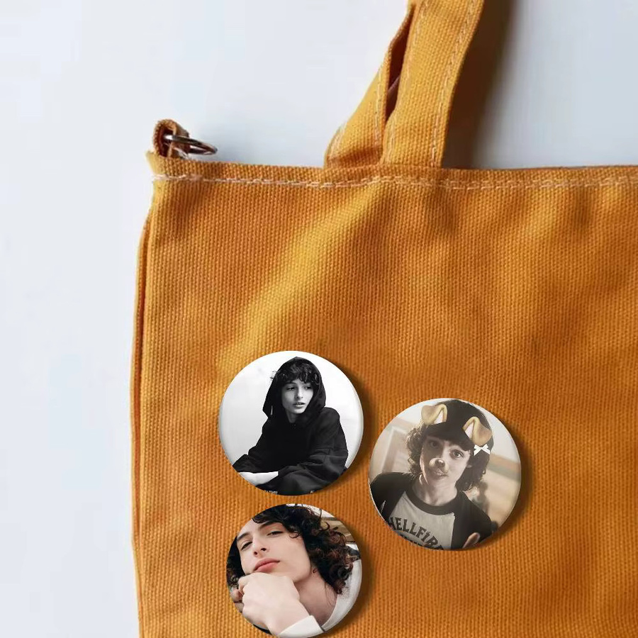 Emaille-Pin F-Finn Wolfhard Abzeichen, rund - Bild 4