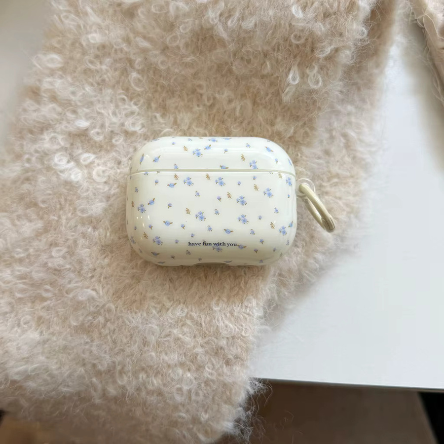 Schutzhülle für Apple AirPods 1 2 3 4 Pro 2 Pro 3 mit blauem Blumenmuster und hellbraunen Zweigen auf weißem Hintergrund - Bild 2