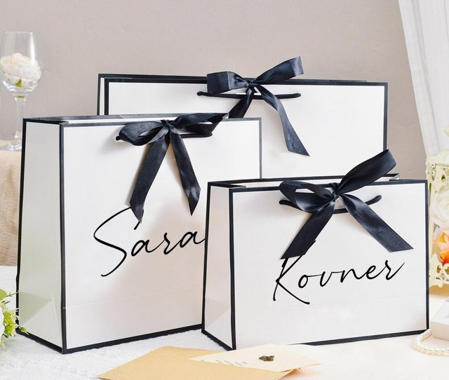 Personalisierte Geschenktüte mit Namen und Band in Schwarz aus Papier für Hochzeiten, Geburtstage oder als Dankeschön-Geschenk - Bild 1