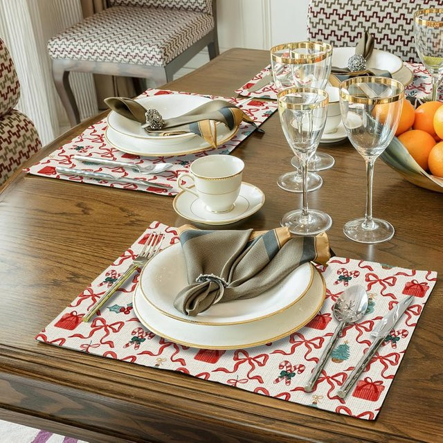 VIKAMA 4-teiliges Weihnachts-Tischset mit Schleifen-Design in Rot für festliche Dekorationen - Bild 1