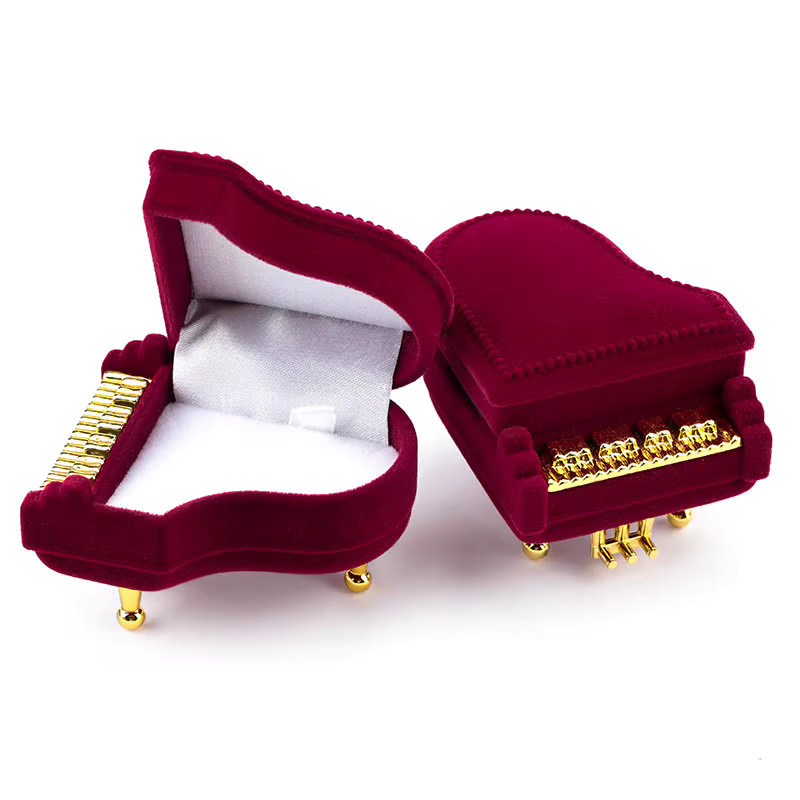 QIAO Schmuckschatulle aus Samt und Tüll in Rot für Eheringe, Ohrringe, Halsketten und Armbänder - Bild 2