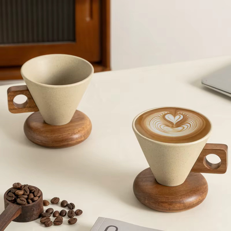 JUSTINLAU Keramik-Kaffeetassen-Set mit Löffel und Holzsockel in Beige - Bild 5