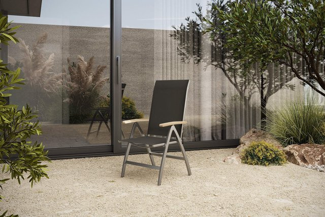 OUTFLEXX Klappstuhl in Schwarz mit Edelstahl, Textilene und Armlehnen aus Teakholz, B/T/H: 61,0 x 103,0 x 103,0 cm - Bild 1