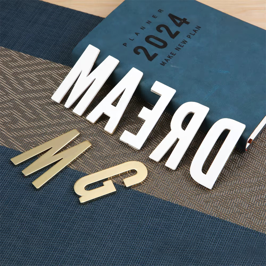 Selbstklebender Metall-Buchstabe in Gold für Hausnummern und Beschriftungen, B: 7 cm, H: 3 cm - Bild 1