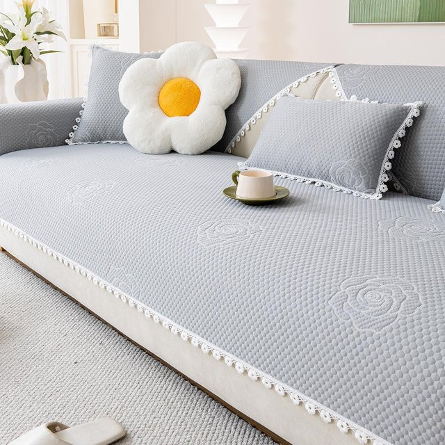 Kühlendes Couchkissen aus Eisseide mit Jacquard-Spitze und rutschfester Unterseite, Grau/Weiß, B/T: 70 x 70 cm - Bild 1