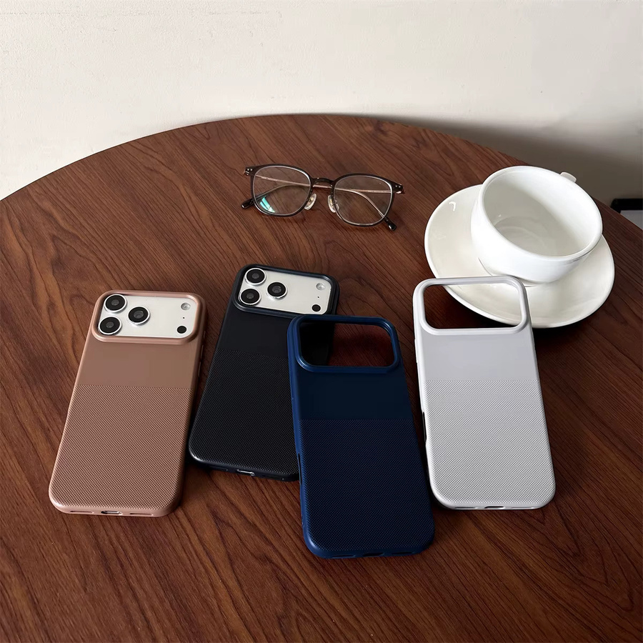 Schutzhülle KELAPA für iPhone in Grau mit matter Stoff-Textur und weichem TPU-Material - Bild 3