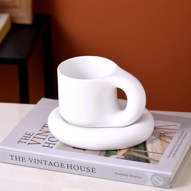 Kreative Keramiktasse mit Untertasse von Yiran Furniture, weiß, 300 ml - Bild 1