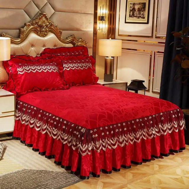 Luxuriöses 3-teiliges Bettwäscheset von Your Warm Home in Rot mit Tagesdecke und Kissenbezügen, Queen-Size, B/T: 120 x 200 cm, Bettrock Höhe: 45 cm - Bild 1