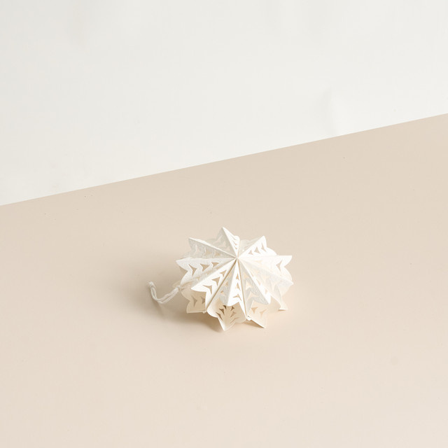 BLUME2000 Deko Hänger Schneeflocke aus Papier in Weiß für Winter und Weihnachten - Bild 1