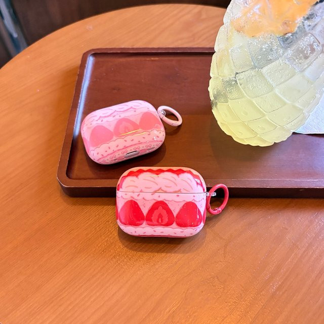 Stoßfeste Apple AirPods Schutzhülle mit Erdbeerkuchen-Design und Schleife in Rot-Rosa und Cremefarben inklusive Haken - Bild 1