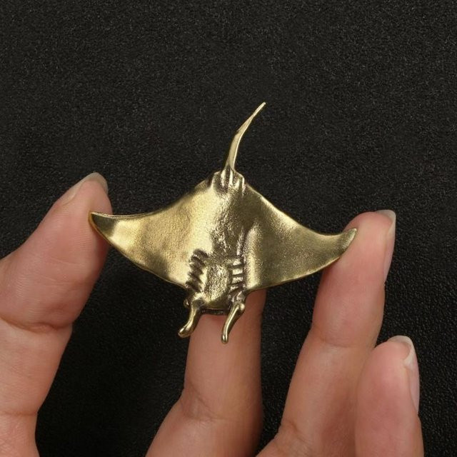 Yiran Furniture Manta Rochen Figur aus massivem Messing in Gold mit Antik-Optik als Deko-Ornament - Bild 1