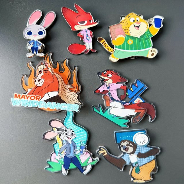 Bandai Zootopia 2 Acryl Kühlschrankmagnet rotierendes Abzeichen in Multicolour - Bild 1