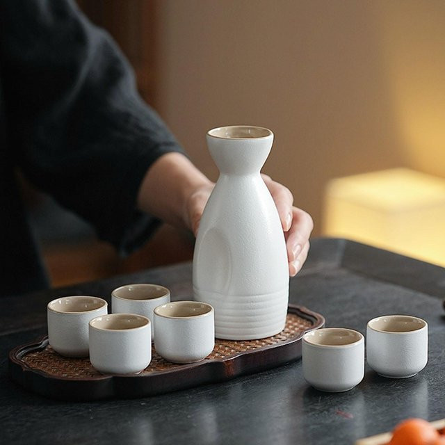 Japanisches Sake-Set aus Keramik in Weiß, traditionelles Trinkgeschirr und Dekoration - Bild 1