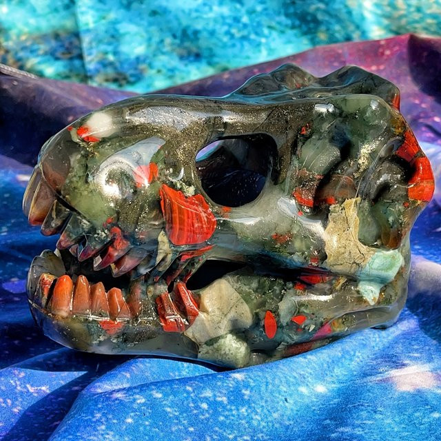 Tyrannosaurus-Schädel aus Naturstein von CrystalHola in Mehrfarben als Deko-Objekt für dein Zuhause oder Büro - Bild 1