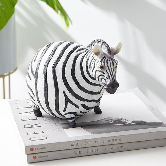 Yiran Furniture Zebra Figur aus Harz als kreative Tierstatue im pastoralen Stil zur Dekoration deines Schreibtisches - Bild 1