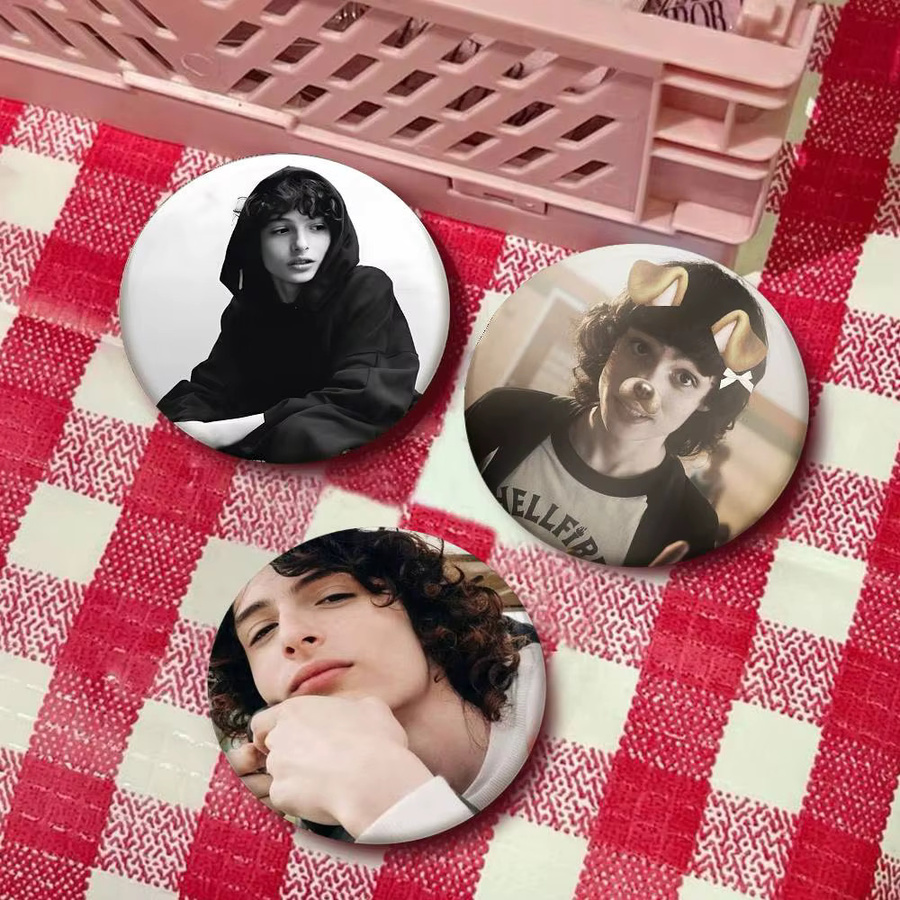 Emaille-Pin F-Finn Wolfhard Abzeichen, rund - Bild 3