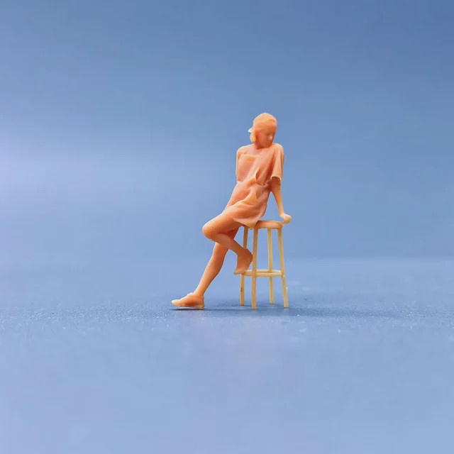 EHCMODEL Mädchen neben Stuhl + Stuhl, Miniaturen Diorama, Harz - Bild 1