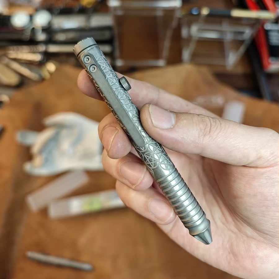 Multifunktionaler VALYRIAN EDC-Stift aus Titan- und Zirkoniumlegierung in Schwarz und Grau - Bild 2