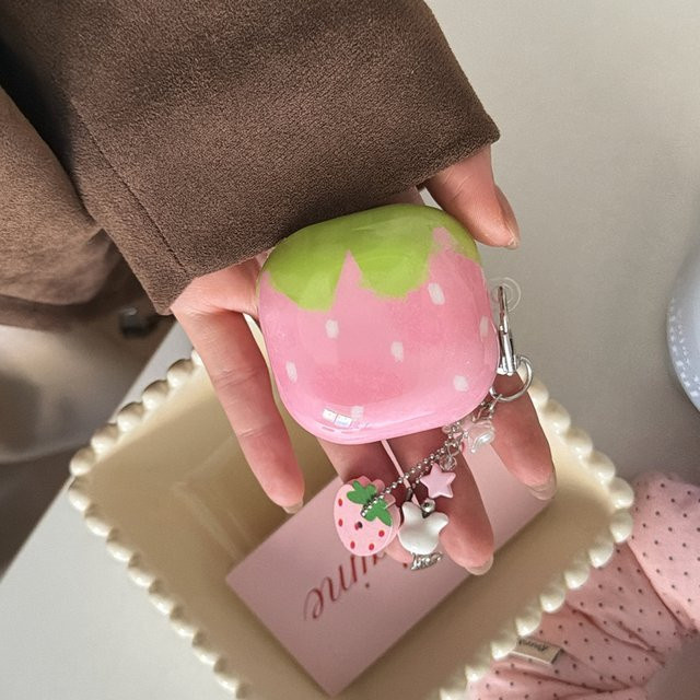 Rosa Erdbeer Kopfhörer-Schutzhülle mit Anhänger für Samsung Galaxy Buds4 Pro, Buds3 Pro, Buds2 Pro, Buds FE und Live - Bild 1