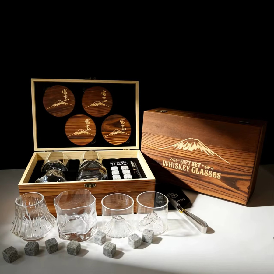 Whiskey-Becher-Set von loveyalty mit 4 verschiedenen Designs, Tumbler aus Glas, Stein, Eiswürfeln und Holzuntersetzern, Mehrfarbig - Bild 2